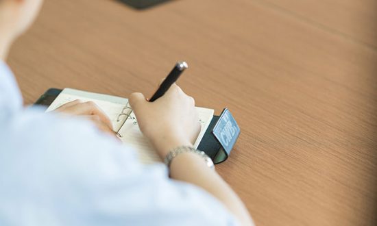 温州市全力推进企业发展和招商引资会上，1xbet捧回两个奖